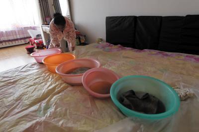 平果楼上漏水，住户失联，小区没物管，业主维权难！律师来支招……